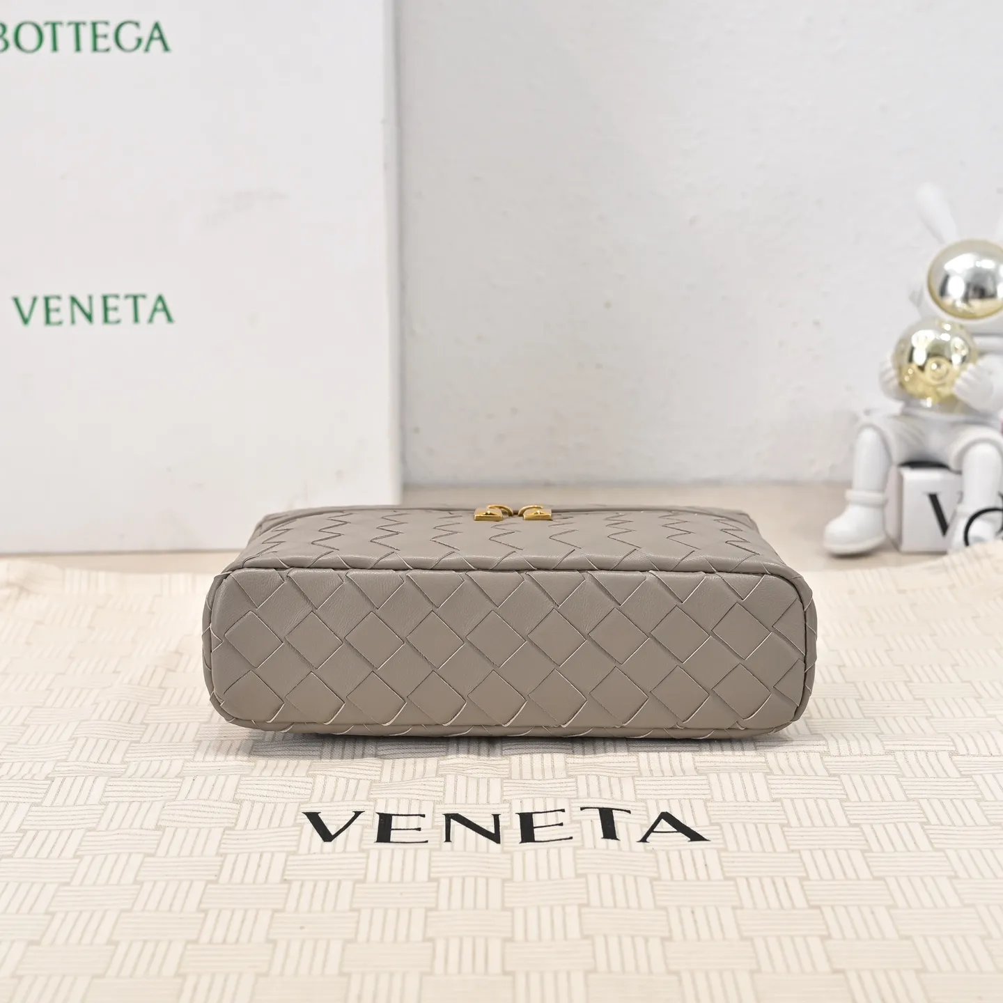 Batch 1360 Bottega Veneta 24 spring and summer woven zipper crossbody bag. A crossbody bag that can be used as a cosmetic bag. The exquisite weaving and compact body are an indispensable accessory for the upcoming summer. The double zipper also better protects the bag. It has a large capacity. If you like it, don’t miss it. Style number: 9109 Size: 22*12.5*5cm